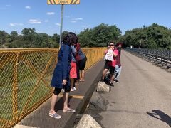 ヴィクトリアフォールズ橋を渡ります。
この看板の向こうがザンビア側です。

ザンビア側の旅行記は別で投稿します。