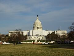 16:20にホテルを出発。国会議事堂は工事中。