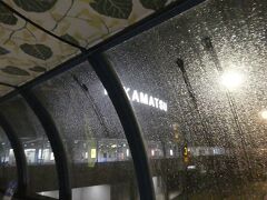 高松空港に到着。
えっ？雨は明後日じゃなかったの？
なぜ今日から・・・
でも、雨を見て動揺している時間はない。
飛行機は高松空港に18:50着でバスは19:05。
高松行きなんて空いているだろうって甘く考えていたら結構席が埋まっていたから席は後方だったのよ。
飛行機降りるまでに前列より5分近く遅れてるし今18:57。
あと8分でバス出ちゃうけど。