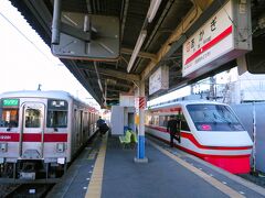 9:06　赤城駅に着きました。（太田駅から29分）
特急「りょうもう［200系］」とツーショットを一枚。普通列車が到着すると特急列車が発車します。滞在時間は22分。