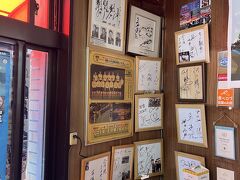 すぐ側の今川焼きの有名店さのやさん(サインも多数あり)