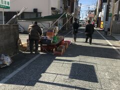 勝浦の朝市。平日遅めでもう店じまい。