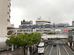 　小倉駅からは、モノレールも走ってますし、下の道路のバスは福岡行きの高速バスです。小倉駅は、交通の要所です。