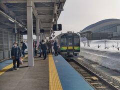 列車は倶知安止まりで小樽行に乗り換えとなりますが、倶知安駅が様変わりしていてびっくりです。
「SLニセコ」に乗って来た時以来なので10数年いや20年近くぶりですから・・・

倶知安からは小樽からやって来た2両編成の折り返し1945Dに乗車します。