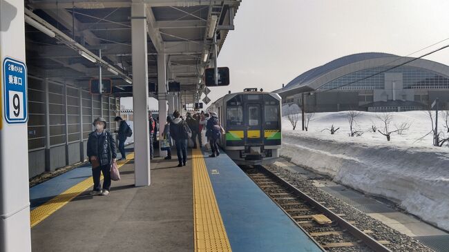 列車は倶知安止まりで小樽行に乗り換えとなりますが、倶知安駅が様変わりしていてびっくりです。<br />「SLニセコ」に乗って来た時以来なので10数年いや20年近くぶりですから・・・<br /><br />倶知安からは小樽からやって来た2両編成の折り返し1945Dに乗車します。