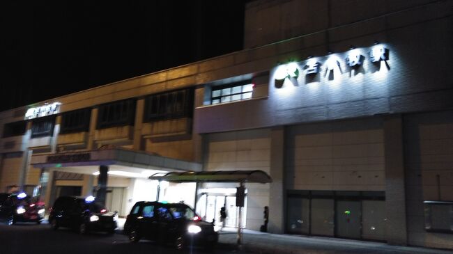 苫小牧行は札幌を発車した時は結構な乗客がいましたが、苫小牧駅に22:32に到着する時には1両あたり10名ほどとかなり減っていました。