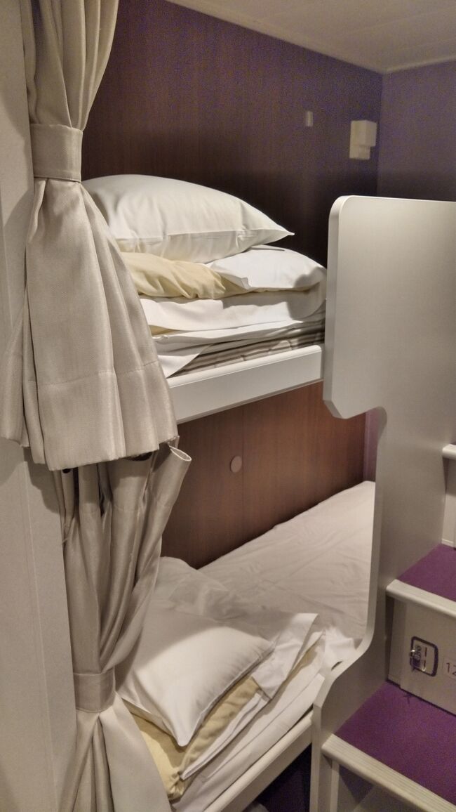 今日の宿は二等寝台Bで、いわゆる開放Bハネです。<br />個室の二等寝台Aもありますが、前回乗船した時にこっちの寝台も面白そうということでこちらです。<br />上段への階段に100円リターン式のロッカーがあるので安心です。