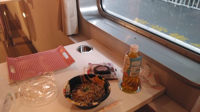 出船前に札幌で買った夜食を頂きます。<br />船内に電子レンジがあるので、温めることもできるのは嬉しいです。