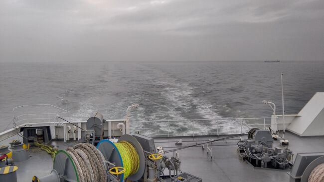 ベットに入り、エンジン音と振動があるもの夜行列車に比べれば寝やすいかな。<br />うとうとしているうちに寝て、目が覚める6時でした。<br /><br />八戸港には7時半到着なので朝風呂に行き、さっぱりしてから昨晩買っておいたおにぎりで朝食にします。