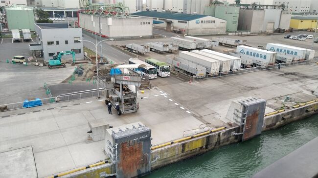 7時前には八戸港に入り接岸準備に入ります。<br />巧みな操船でゆっくりとバースに入ります。どうやら前回同様にシルバーティアラはターミナルまでバス送迎になるようです。