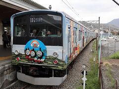 大月で特急待避の為停車時間があったので売店に行くと富士急行線が丁度到着したので改札口が大混雑していました。
殆どが訪日客でかなり観光客が戻ってますね。

甲府行は大月で下車客が多くかなり空きました。
