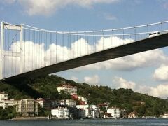 あまり良い写真がありませんが、こちらがイスタンブルのヨーロッパ側とアジア側を繋いでいるボスポラス大橋です（現在は「7月15日殉教者の橋」という名前に変わっているようですね）

ボスポラス海峡の方が関門海峡より幅が広いですが、似ています

ボスポラス大橋も日本の会社が作った橋なので似ているのかな？