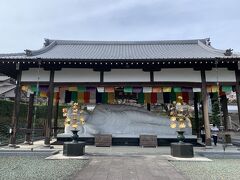 大きな涅槃仏が街を見下ろしてます