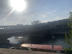 エッフェル塔出口から左手に出て、
歩いて5分程で目的の場所へ到着…！

太陽の光が眩しくてあまり全体が分かりませんが…
パリで最も美しい橋のひとつ、
「ビラケム橋」です。