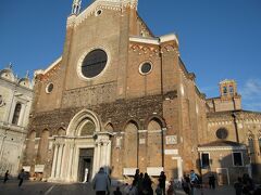 ヴェネチアの歴代総督の墓碑が祀られている サンティ・ジョヴァンニ・エ・パオロ教会はフラーリ教会と同じようにヴェネチアを代表するゴシック様式の教会です。正面の大理石の扉はまだ完成していないそうです…。