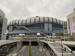 駅を出て少し歩くと京セラドームが現れます。
独特の外観です。