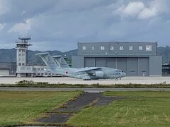 米子鬼太郎空港（美保飛行場）は防衛省が管理する【航空自衛隊美保基地の滑走路】を民間航空機が利用している（＝共用飛行場）

第3輸送航空隊のハンガー前にはC-2輸送機が２機駐機していた(゜゜)