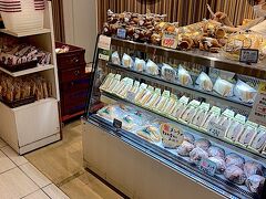 お昼は川向かいのスカイビル[https://www.yokohama-sky.co.jp/]にある１・２・３ CLUB HOUSE[https://kosugepan.com/about/]で本気の海老タルとタマさんを買って、横にあるフリースペースで昼食にします。
値段はそこそこ、ボリュームは結構あり、食べがいがあります。
他にも鬼メンチ（パン）が気になりましたが、これはいずれ機会があれば。