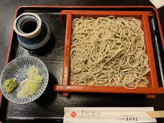 晩御飯は近所のお蕎麦屋さんでざる蕎麦をいただきました。
大盛りをお願いしたのですが、大した量ではなかったので、味わう間もなく、すぐに食べ終わってしまいました。