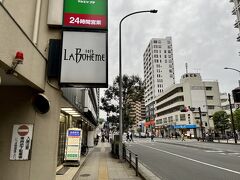 夕食の予約をしたお店は・・
ホテルからすぐ近くで、マルエツの入っているビルの地下階にある・・
cafe LA・BOHEMEさんへ。。