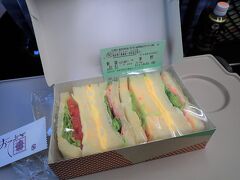 長野県伊那市の高遠へは、特急とレンタカーで向かいます。
電車の中で食べる朝ごはんのサンドイッチ。