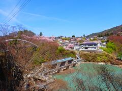 レンタカーを停めた駐車場は思っていたよりも城址公園までの距離がありましたが、無料だし、高遠湖の横を歩いていくのも気持ちが良くてお気に入りの駐車場です。