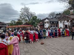 四方街に集まるたくさんの少数民族の女性。ではなくて、外地から来た旅行客がコスプレを楽しんでいるのだ。古城内に生活感はなくもはやテーマパーク。