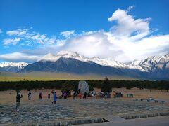 玉龍雪山の全景が眺められる甘海子というスポット。ツアーならここで写真撮影の時間をもらえる。南北35km、東西12kmに広がる連峰が目の前に迫る様子は圧巻である。