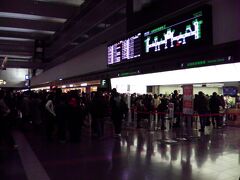 羽田空港ロビーです。海外からの旅行客が大勢、久々の光景です。