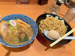 東京駅に寄りたかった理由は、長女が六厘舎のつけ麺を食べたいと言っていたからです♪  味玉つけ麺@980
以前の新幹線旅で初めて食べて、また食べたいとリクエストを受けていたので(^ ^)

水上温泉旅行記
https://4travel.jp/travelogue/11724511