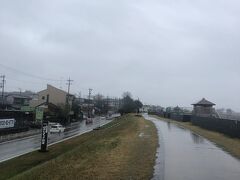 ここはロマンチック街道。
木曽川の土手を歩きます。
天気悪いんで、テンション上げていきましょう！
口ずさむのは、もちろん「Romanticが止まらない」でしょ！