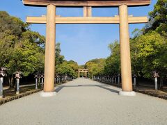 ここを訪れるまで知らなかった！
日本書紀に日本建国の地と記されているそうです
ここに橿原の宮があったとか
御祭神は神武天皇
創建は明治２３年だそうです