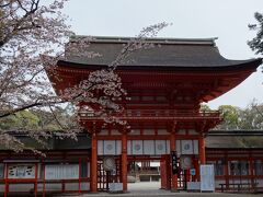 重要文化財の高さ13Mの楼門。
下鴨神社は、正式名称が賀茂御祖神社(かもおみやじんじゃ)。