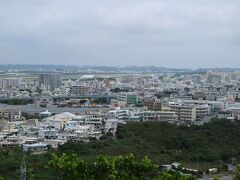 公園の展望台から眺める宜野湾市方向