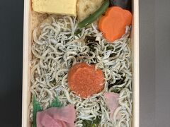 帰りに勝田駅で、アサリご飯のシラス弁当。
おいしかった。