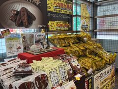 　基山は大きなサービスエリアなので、お土産物も沢山売っています。観光バスは必ずお立ち寄り。トイレも両端、二箇所あるし、まだトップシーズンではないので、トイレ渋滞もないし、快適です。