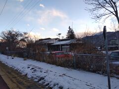 お腹も満足し、車窓から景色を眺めていると長野県に入りました。
この信濃境駅は、ドラマ“青い鳥”のロケ地だったみたいです。