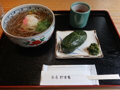 瑞鳳殿の中には、お土産屋さんや茶房があります。
その中の一つ、珍重庵さんでは軽食も提供。
私は、もうでそばとめはりずしを頂きました。
もうでそばは、大根の千切りとお蕎麦を絡めて頂きます。