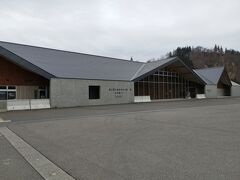 産直でも見ようかと道の駅に寄ったら
東北電力奥会津水力館みお里（り）ってものを偶然発見したので入ってみます。
なんて立派なの～　電力関係の施設は本当に（無駄に）立派ね。