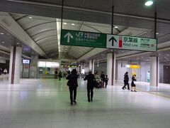 階段を下りた先にあるのが、京葉線の改札口。
東京駅の他の路線のホームまではかなり離れている。