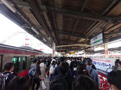 途中の南船橋駅で武蔵野線からの乗継ぎ客が多く、混雑した状態で海浜幕張駅に到着。
そして、その客が一気に降りてホームはすごいことに。
