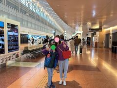 羽田空港から出発します。
1度乗り換えをするので国内線ターミナルへやってきました。

国内線トランジットで海外へ行く場合、チェックイン等国際線の担当の人でないと処理ができないようで、かなり時間がかかりました。
そういえば、関空経由でグアムに行った時に羽田でチェックインに時間がかかって搭乗ゲートまで係の方と走ったことを思い出した奥さん。

なるほど。
このパターンはチェックインに時間がかかるのね。と一つ勉強になりました。