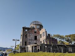 路面電車を原爆ドーム前駅で下車し、目の前の原爆ドームに向かいます。

外国人観光客が大勢来ていて、とても驚きました。団体旅行で来ている方も多いようです。