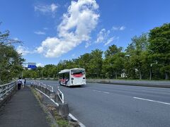 駅から一つ目のバス停になる、森林公園南口入口で下車。
一つ目のバス停ではありますが結構な距離あり。