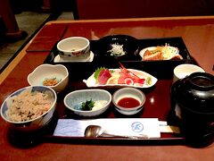 お昼は金沢駅構内にある加賀屋金沢店[https://www.kagaya.co.jp/shoku/shop/kanazawa.php]でいただきます。
ランチAを注文しました。
ちょっとずつ名物料理をいただけます。
色々食べられるのはありがたい。