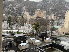 旅の2日目
定山渓第一寶亭留翠山亭に来ています。5階の部屋からの景観です。屋上庭園を造園中の様ですね。山には残雪がありますね。