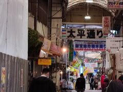 那覇に戻って、雨なのでアーケード内をうろうろ。
この辺は観光客が来なくて地元民ばかり。

凄い安いお弁当とか売っていた。