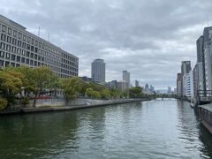 淀屋橋を流れる土佐堀川。