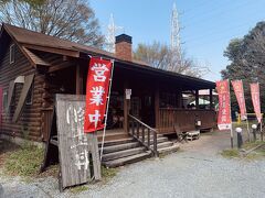 14:30 たぬ金亭
到着しました、秩父の新名物になりつつあるという人気店、豚玉丼の「たぬ金亭」
駅からは寄り道しながらですけど20分ほど歩きました。