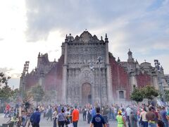 右手にはこれも世界遺産メキシコシティ歴史地区の構成資産の一つ「メトロポリタン大聖堂」が見えてきました